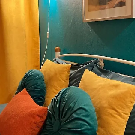 Retro Living Apartment *