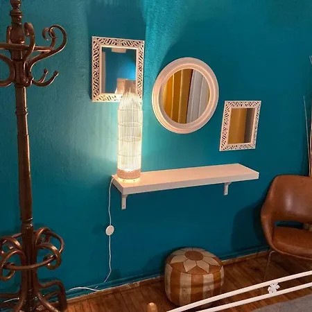 Retro Living Apartment *