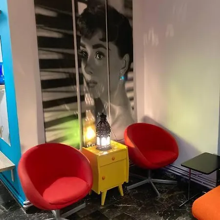 Retro Living Apartment *